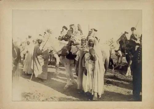 Foto um 1900, Beduinen mit Kamelen, Araber