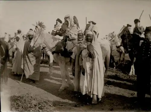 Foto um 1900, Arabische Falknerei, Französischer Infanterist in Uniform