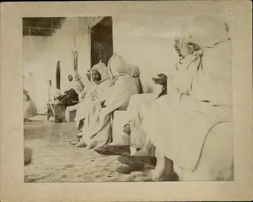 Foto um 1900, Arabische Männer im Gespräch, Kaffeehaus ?