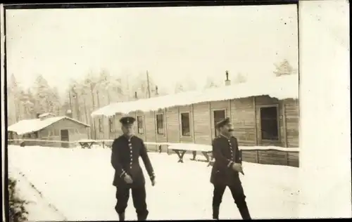 Foto Ak Zwei Deutsche Soldaten in Uniformen, Baracken, Winter, I WK