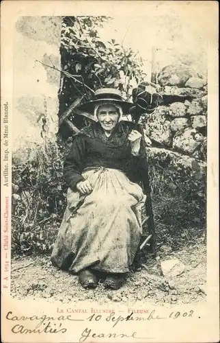 Ak Cantal, Fileuse, Frau in Tracht, Auvergne, Spinnerin