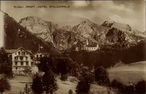 Ak Flüeli Ranft Sachseln Kanton Oberwalden, Hotel Stolzenfels, Ortspartie, Bergmassiv