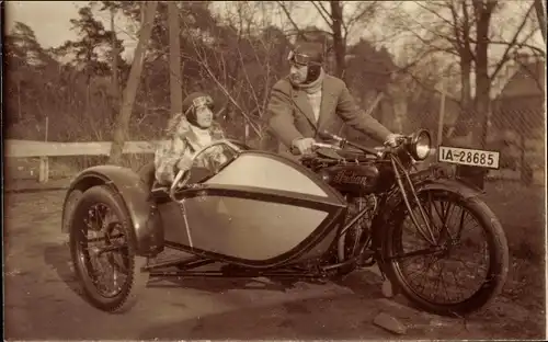 Foto Ak Motorrad Indian mit Beiwagen, Kennzeichen IA 28685, Mann und Frau, Fahrerbrille, Pelzmantel