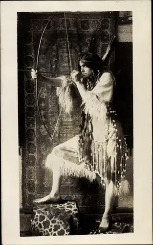 Foto Ak Indianerin mit Bogen, Wild West Schauspiel, Theaterszene