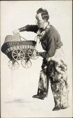 Foto Ak Cowboy, Puppenwagen, Wild West Schauspiel, Fotomontage