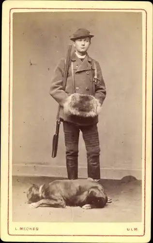 CdV Standportrait junger Mann, Jäger, Gewehr, Pelzmuff, Jagdhund