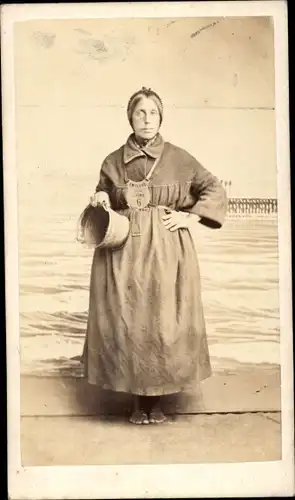 Foto Frau in Tracht, Fischerin?