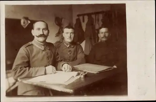 Foto Ak Deutsche Soldaten in Uniformen an einem Tisch