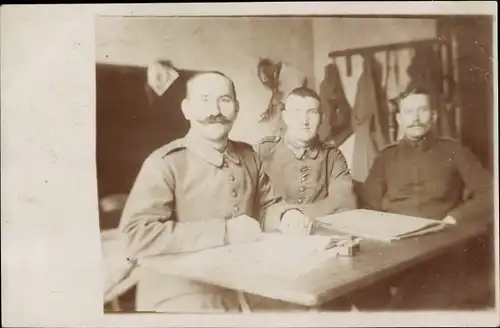 Foto Ak Deutsche Soldaten in Uniformen an einem Tisch