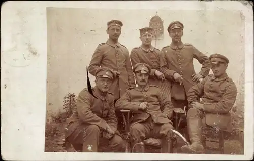 Foto Ak Deutsche Soldaten in Uniformen, Wanduhr, Gruppenaufnahme, I WK