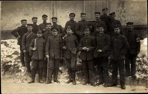 Foto Ak Deutsche Soldaten in Uniformen, Gruppenaufnahme, Sanitäter, I WK