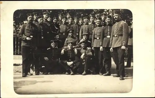 Foto Ak Deutsche Soldaten in Uniformen, Gruppenaufnahme