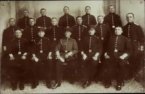 Foto Ak Deutsche Soldaten in Uniformen, Gruppenaufnahme