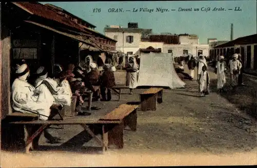 Ak Oran Algerien, Le Village Negre, devant un Cafe Arabe, Maghreb