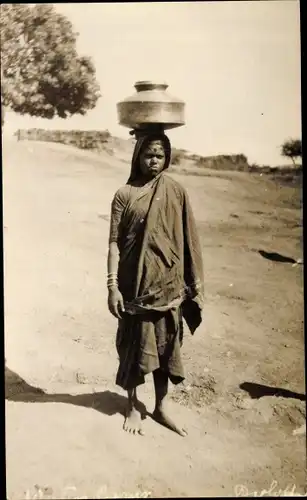 Foto Ak Asien, Frau in Tracht mit Gefäß auf dem Kopf