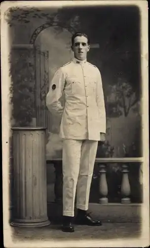 Foto Standportrait von einem Mann in weißer Uniform