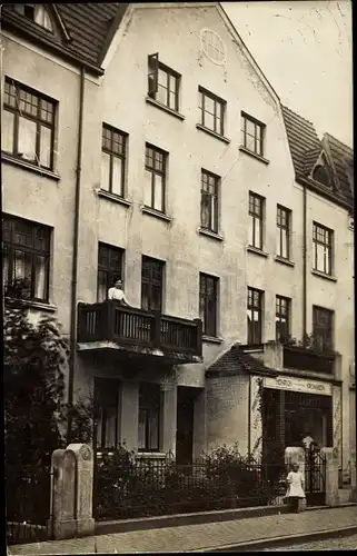 Foto Ak Lenzinghausen Spenge in Westfalen, Blick auf Wohnhaus, Mutter, Kind