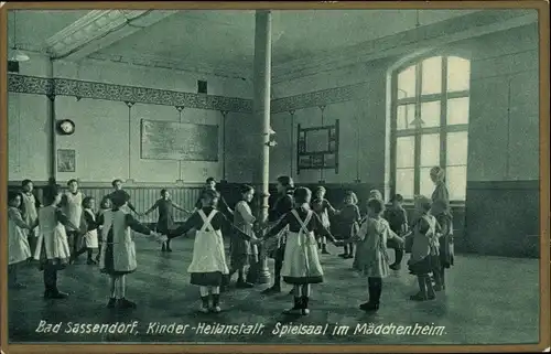 Ak Bad Sassendorf in Westfalen, Kinder Heilanstalt, Spielsaal im Mädchenheim