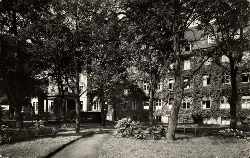 Ak Senftenberg in der Niederlausitz, Blick auf das Krankenhaus, Rankenbewuchs