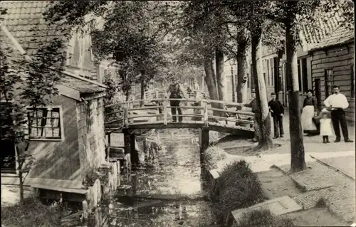 Foto Ak Koog aan de Zaan Nordholland Niederlande, Flusspartie, Passanten, Brücke