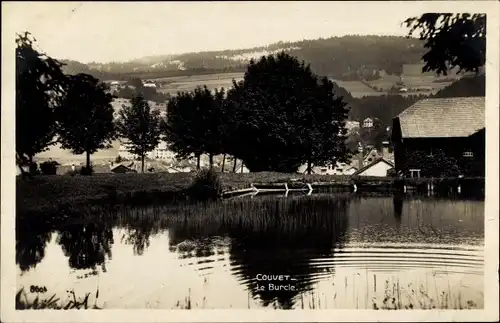 Ak Couvet Val de Travers Kanton Neuenburg, Le Burcle, See, Landschaft