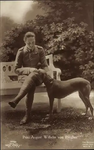 Ak August Wilhelm Prinz von Preußen, Portrait in Uniform, Windhund