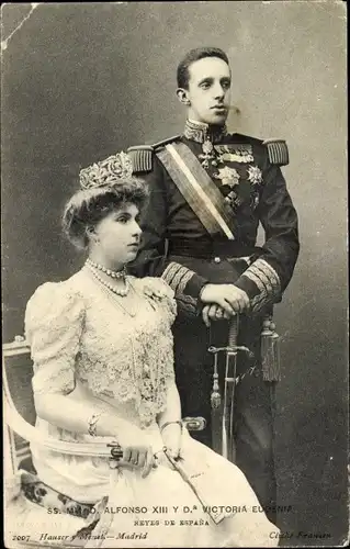 Ak König Alfons XIII. von Spanien, Ehefrau Viktoria, Uniform, Säbel