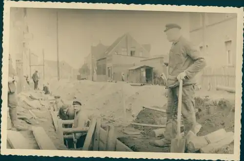 Foto Ak Lutherstadt Wittenberg, Straßenbau, Graben wird verschalt