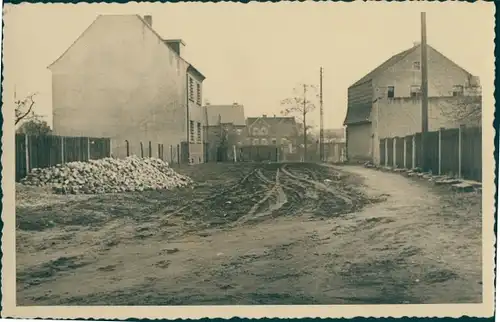 Foto Ak Piesteritz Lutherstadt Wittenberg, Straßenbau, Straße vor dem Ausbau