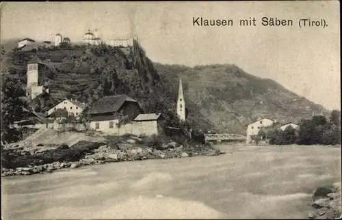 Ak Klausen Chiusa Südtirol, Blick auf Ort und Kloster Säben, Eisackufer