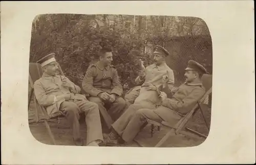 Foto Ak Deutsche Soldaten in Uniformen in Liegestühlen, I WK