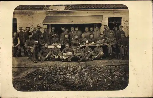 Foto Ak Deutsche Soldaten in Uniformen vor einem Gebäude, Gruppenaufnahme