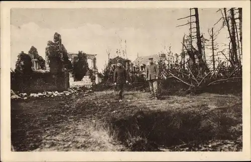 Ak Deutsche Soldaten in Uniformen vor Hausruinen, Kriegszerstörungen, I WK