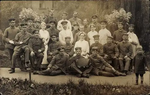 Foto Ak Deutsche Soldaten in Uniformen, Krankenschwestern, Lazarett, Akkordeon, Gruppenaufnahme