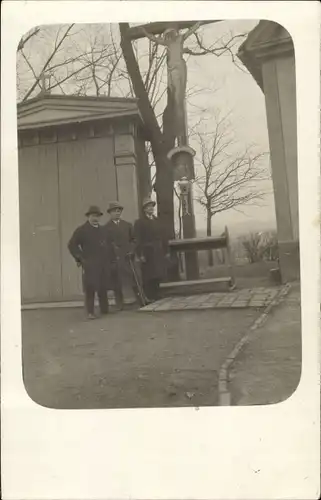 Foto Ak Pirna an der Elbe, Jesukreuz, Herrenportrait