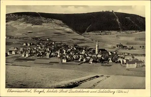 Ak Oberwiesenthal im Erzgebirge, Blick auf die Stadt mit Fichtelberg