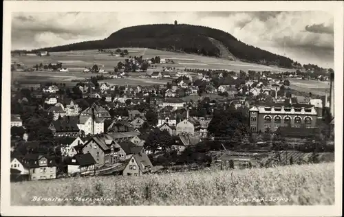 Foto Ak Bärenstein Erzgebirge, Panorama von der Ortschaft mit Berg