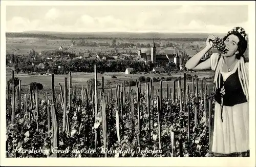 Ak Iphofen in Unterfranken, Panorama, Weinreben, Frau isst Weintrauben