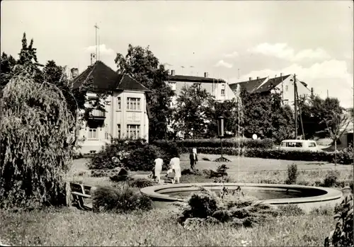 Ak Ronneburg in Thüringen, Karl Marx Platz, Springbrunnen