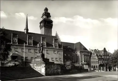 Ak Zeitz im Burgenlandkreis, Rathaus mit Denkmal der Opfer d. Faschismus