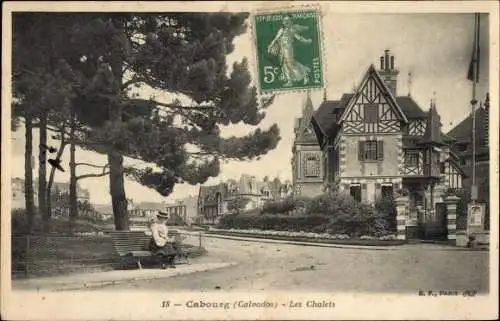 Ak Cabourg Calvados, les Chalets, Dame auf Sitzbank