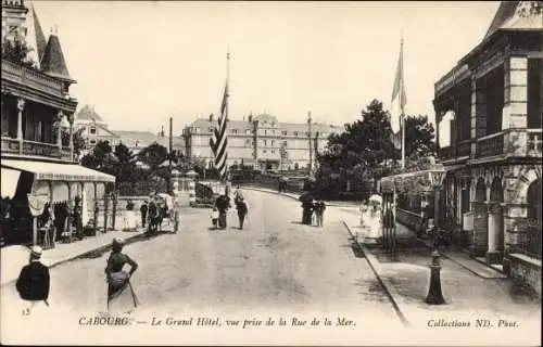 Ak Cabourg Calvados, le Grand Hotel, vue prise du la Rue de la Mer