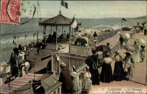 Ak Cabourg Calvados, la Terrasse et le Kiosque de Musique, Strandpromenade