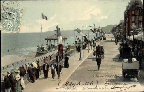 Ak Cabourg Calvados, la Promenade de la Mer, Spaziergänger, Pferdekutschen