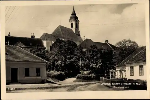 Foto Ak Groß Schweinbarth Niederösterreich, Kirchenplatz und die Kirche