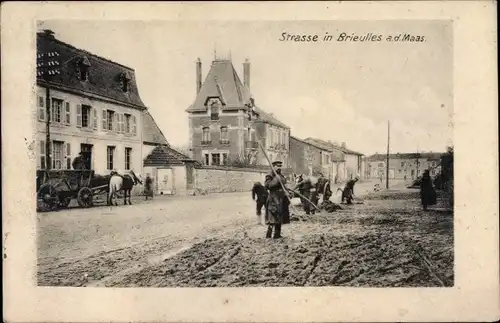 Ak Brieulles sur Meuse, Straßenpartie, deutsche Soldaten, I. WK