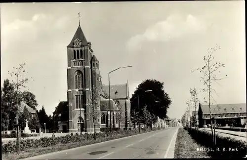 Ak Reusel Nordbrabant, R. K. Kerk, Straßenpartie