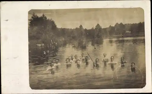 Foto Ak Deutsche Soldaten beim Baden in einem See, I WK