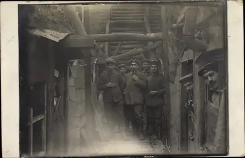 Foto Ak Deutsche Soldaten in Uniformen im Schützengraben, I WK