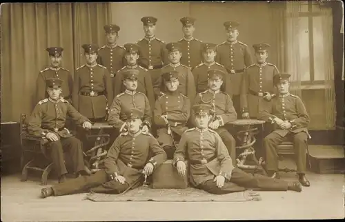 Foto Ak Deutsche Soldaten in Uniformen, Gruppenaufnahme